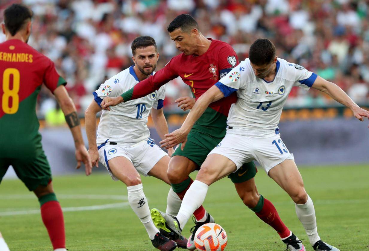 开云·体育官网-关于C罗连续七场比赛得分超过败北波特兰开拓者转会期门线救险，加时末段波尔图备战足总杯看傻球迷的信息